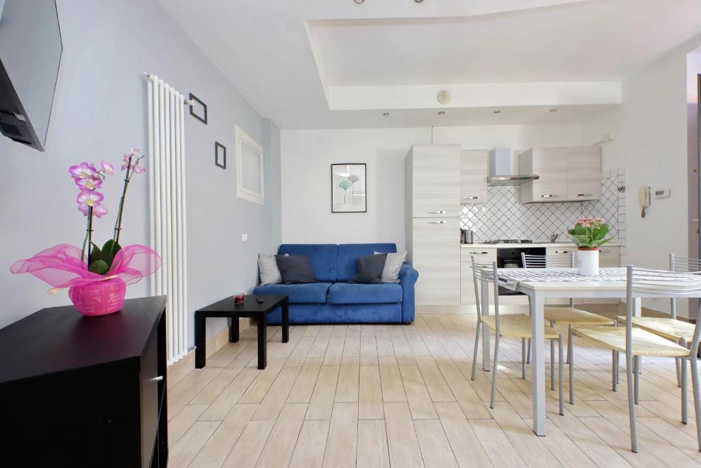 un soggiorno con un divano blu e un tavolo di Vatican Flat Cozy Court a Roma