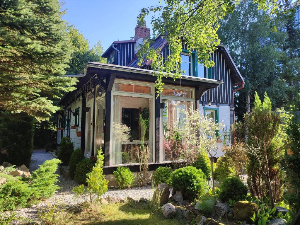 uma casa azul com um jardim em frente em Wiking em Szklarska Poręba