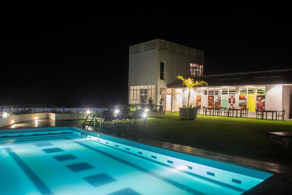 Kolam renang di atau dekat dengan Refresh Hotel Hikkaduwa
