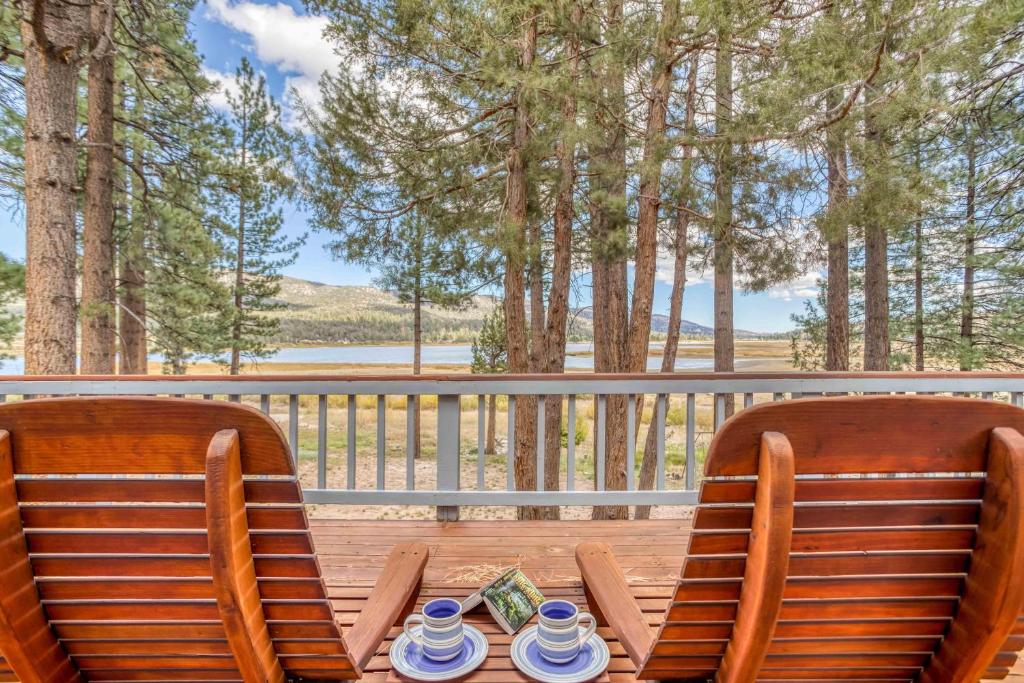 twee stoelen en een tafel op een terras met uitzicht op een meer bij 036 - Eye of the Eagle in Big Bear Lake