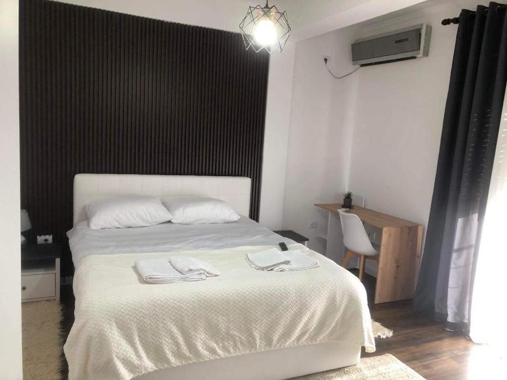 une chambre avec un lit avec deux serviettes dessus dans l'établissement Noah's Boutique - Apart-Hotel in Korce, à Korçë