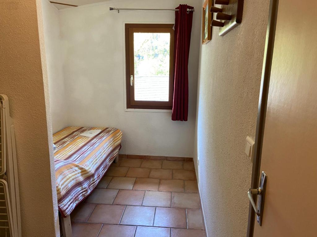 Posteľ alebo postele v izbe v ubytovaní village vacances du camboussel