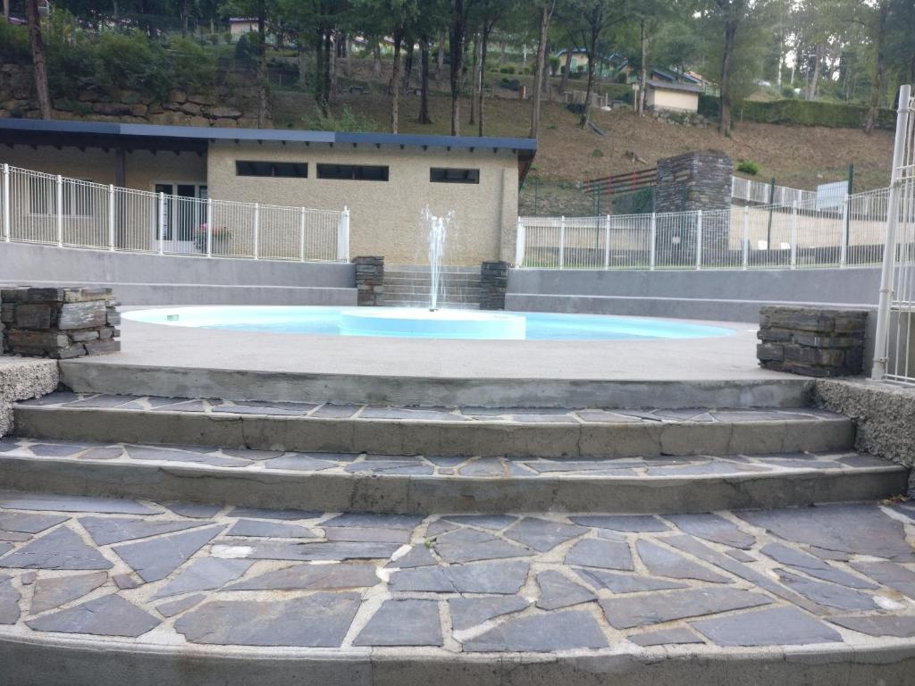 Bazén v ubytovaní village vacances du camboussel alebo v jeho blízkosti