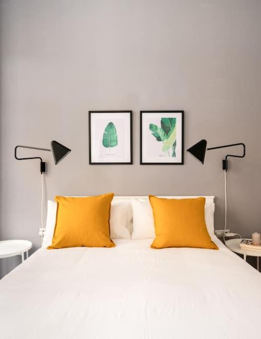 A bed or beds in a room at Mia Suite. Center of Seville