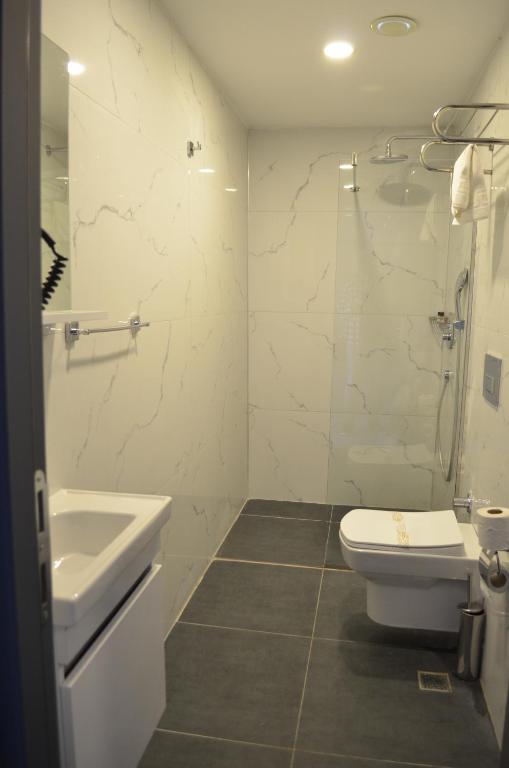 LİZBON HOTEL - Vierbettzimmer Mit Balkon
