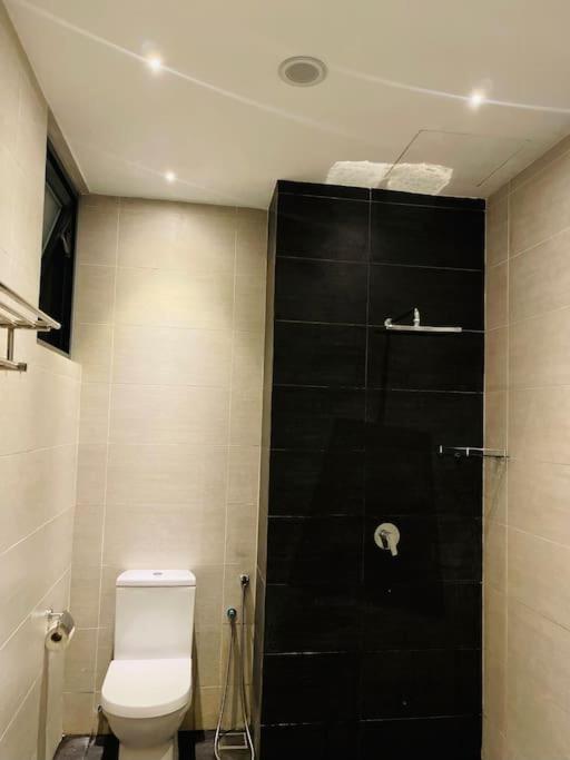 Bilik mandi di SINA TROIKA RESIDENCE KOTA BHARU 2BR WiFi NETFLIX POOL