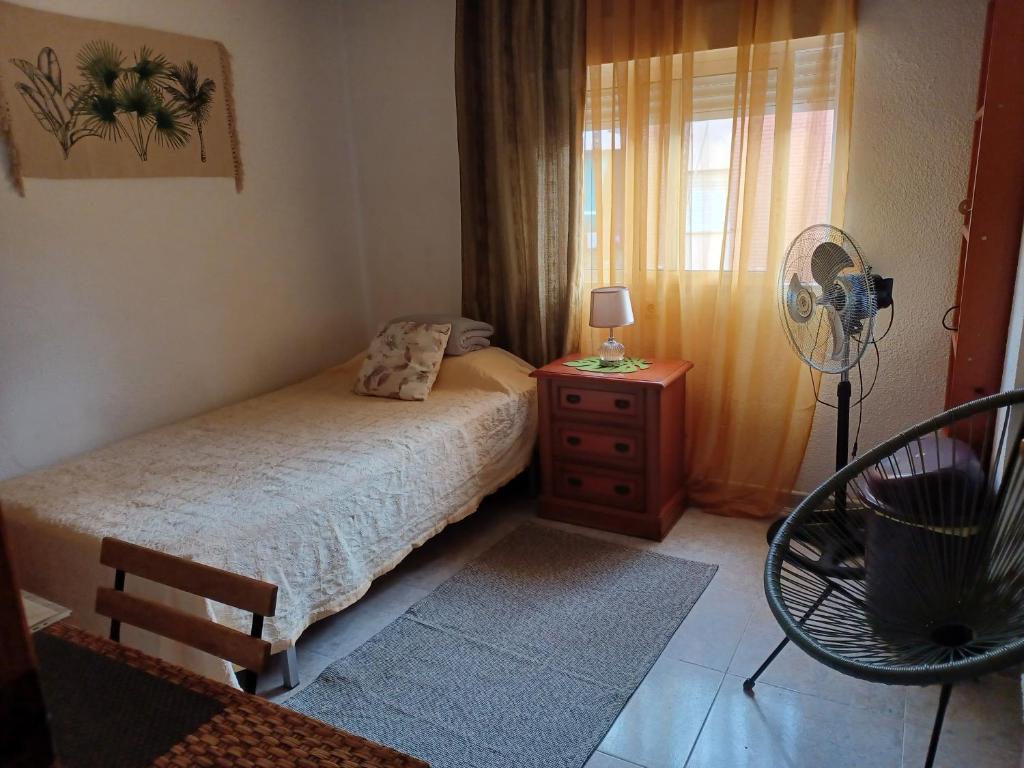 Säng eller sängar i ett rum på Room in Alicante