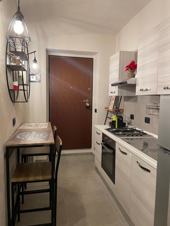 Kuchyňa alebo kuchynka v ubytovaní HappyHome Bilocale centro storico Rivarolo Canavese