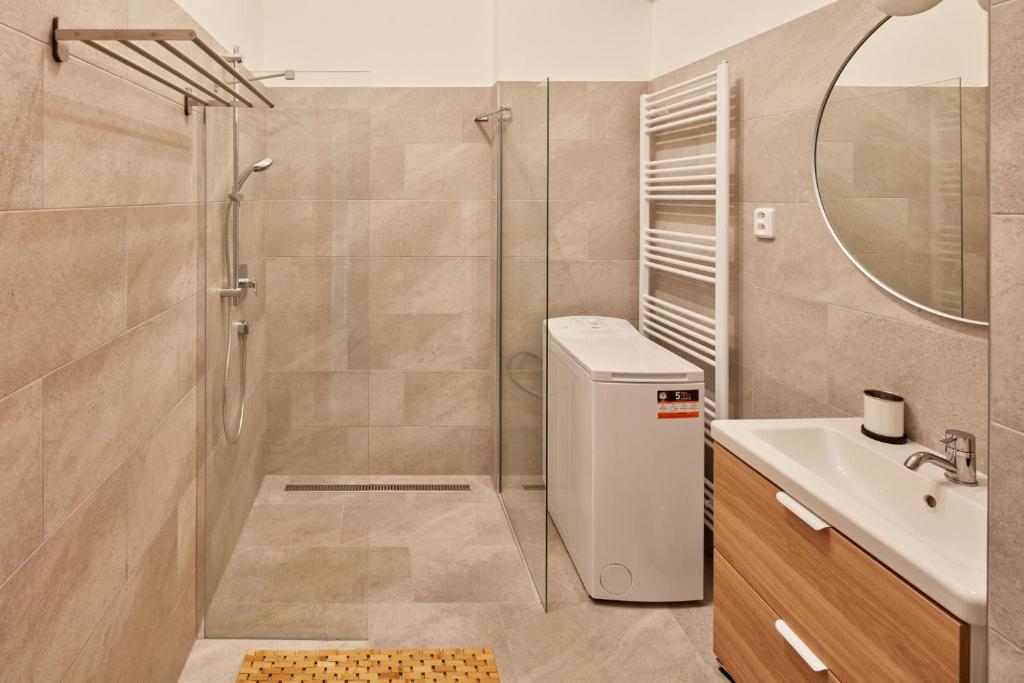 Koupelna v ubytování Prague Days - Spacious 3BDR Apartment - Trendy Neighbourhood
