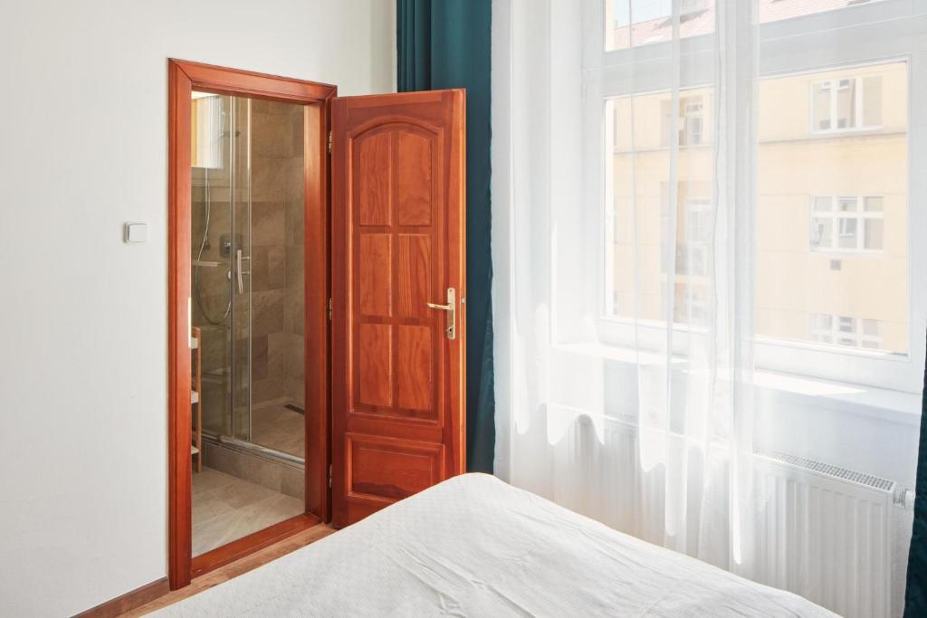 Postel nebo postele na pokoji v ubytování Prague Days - Spacious 3BDR Apartment - Trendy Neighbourhood