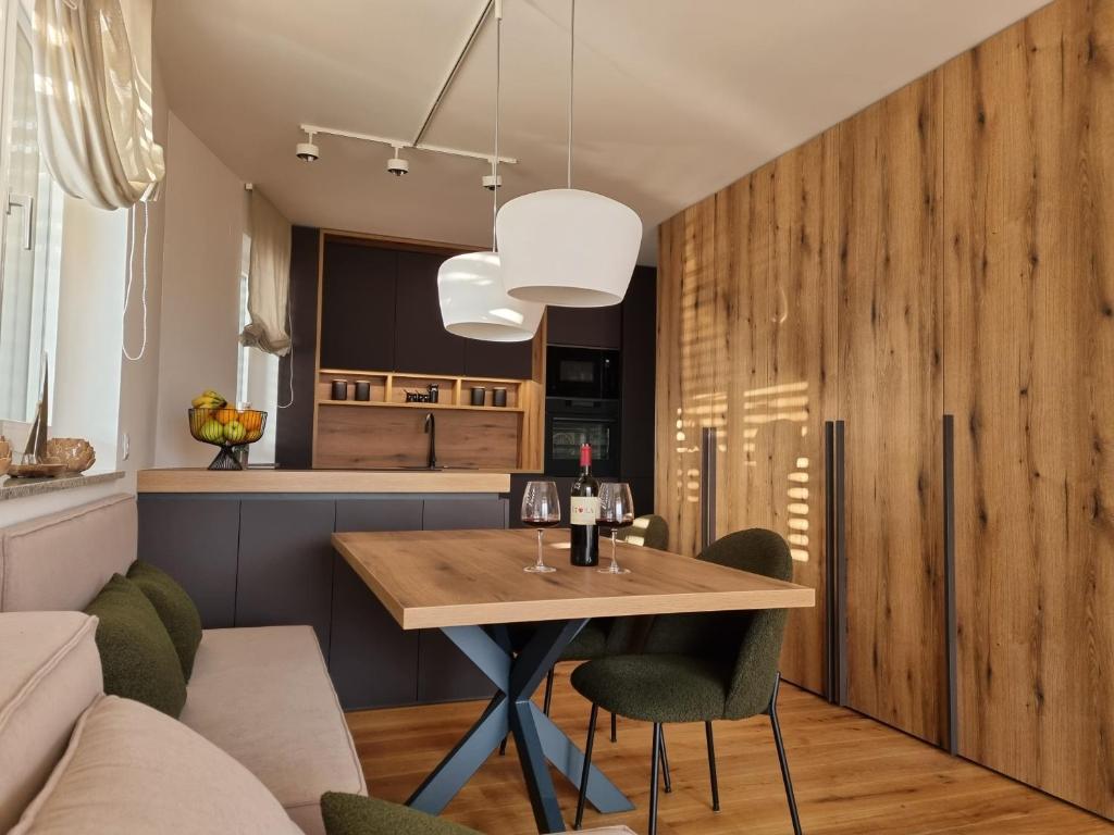 una cucina e un soggiorno con tavolo e sedie di Apartment Deluxe Ossiacher See - Gerlitzen a Sattendorf