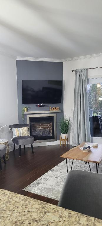 TV a/nebo společenská místnost v ubytování Condo 202 Le Champlain vue sur la montagne, ski, vélo, piscine !