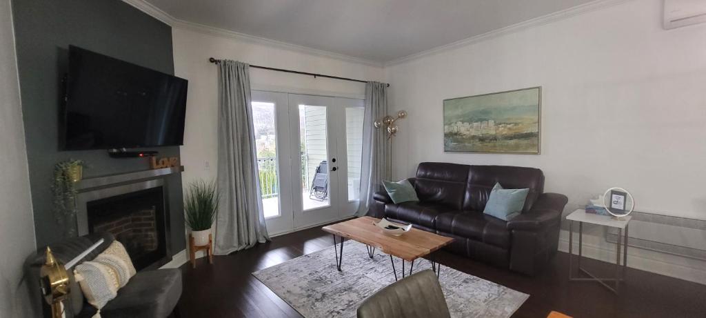 TV a/nebo společenská místnost v ubytování Condo 202 Le Champlain vue sur la montagne, ski, vélo, piscine !