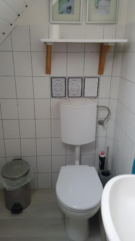 A bathroom at Családi haz