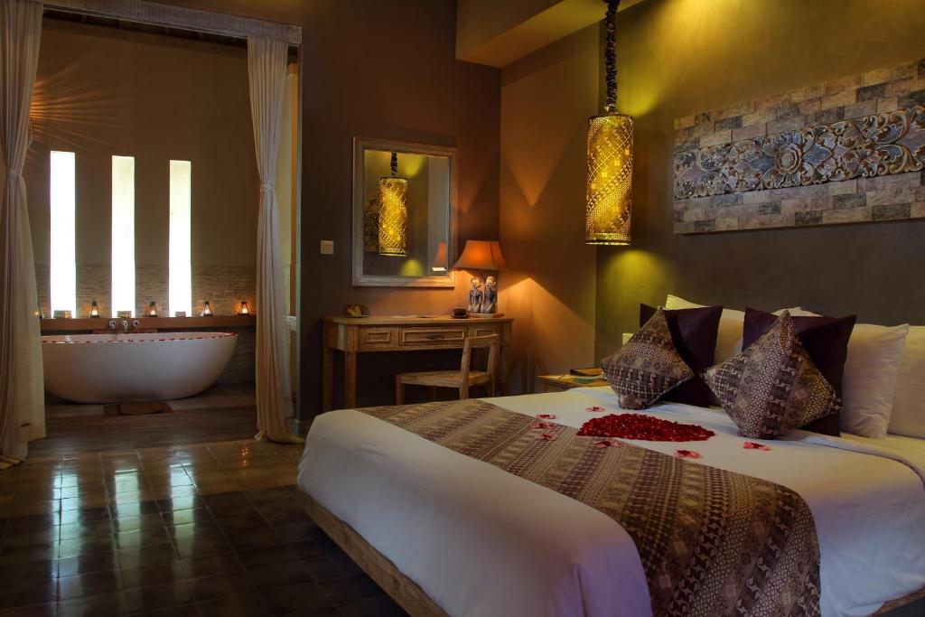 Una cama o camas en una habitación de MATHIS Retreat Ubud
