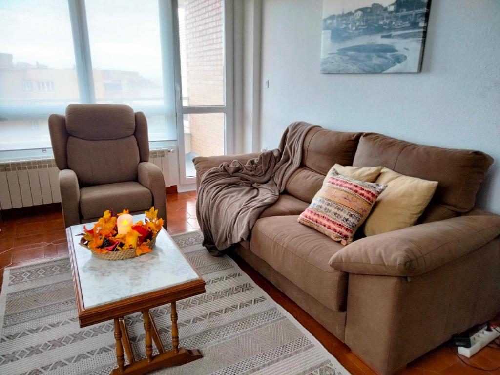 sala de estar con sofá y silla en Solete en Suances