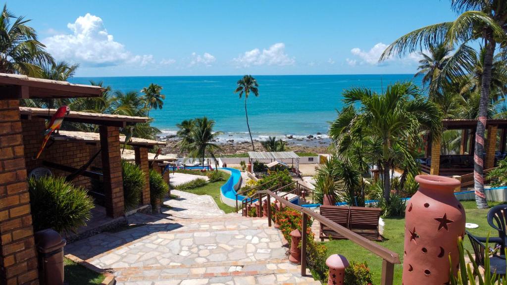 uma vista para o oceano a partir de um resort em Pousada Enseada do Sol em Jacumã