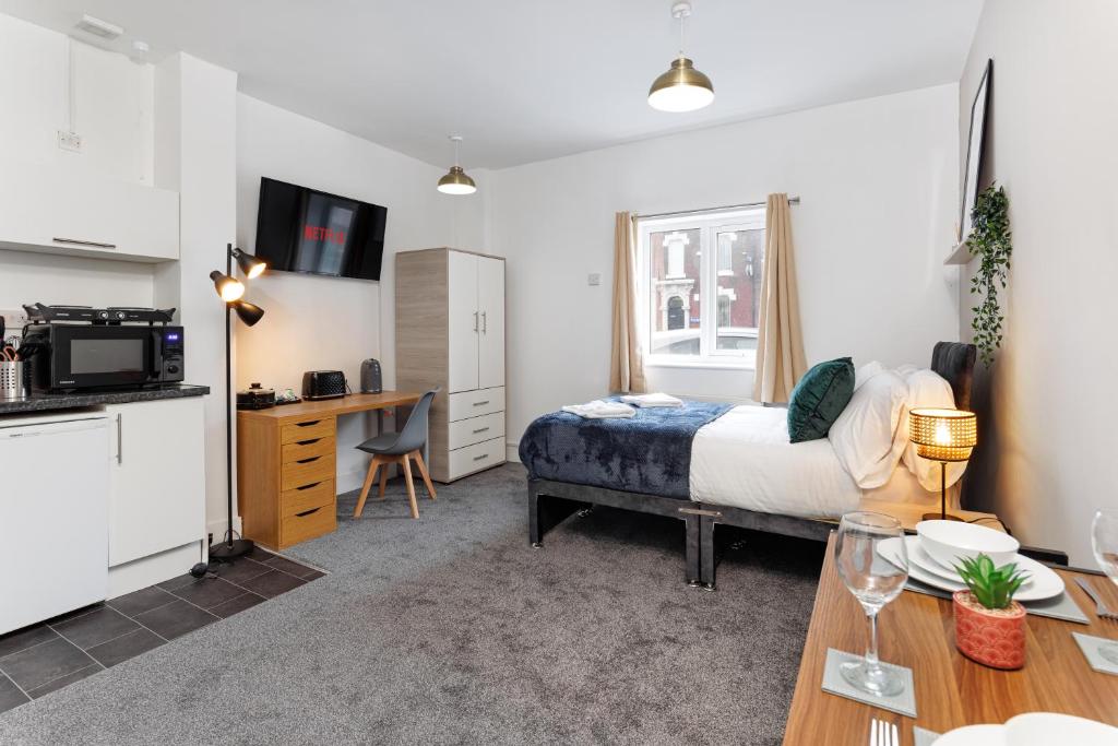 City Centre Studio 1 with Kitchenette, Free Wifi and Smart TV with Netflix by Yoko Property - Housity