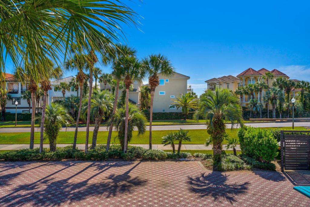 Ein Garten an der Unterkunft Destiny Beach Villas #20A