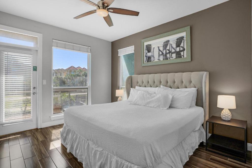 Ein Bett oder Betten in einem Zimmer der Unterkunft Destiny Beach Villas #20A