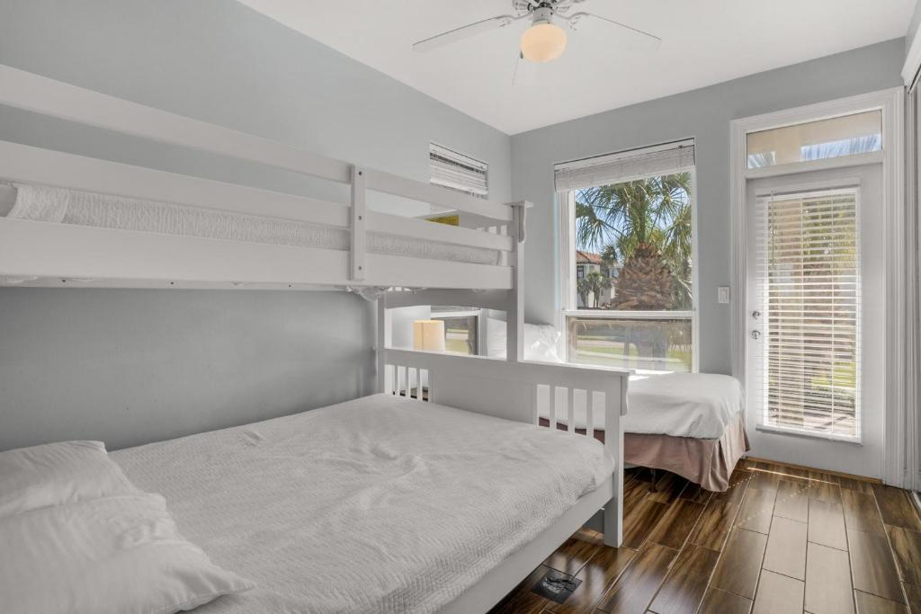 Ein Bett oder Betten in einem Zimmer der Unterkunft Destiny Beach Villas #20A