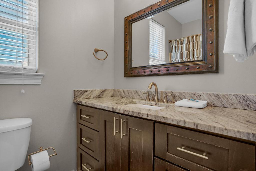 Ein Badezimmer in der Unterkunft Destiny Beach Villas #20A