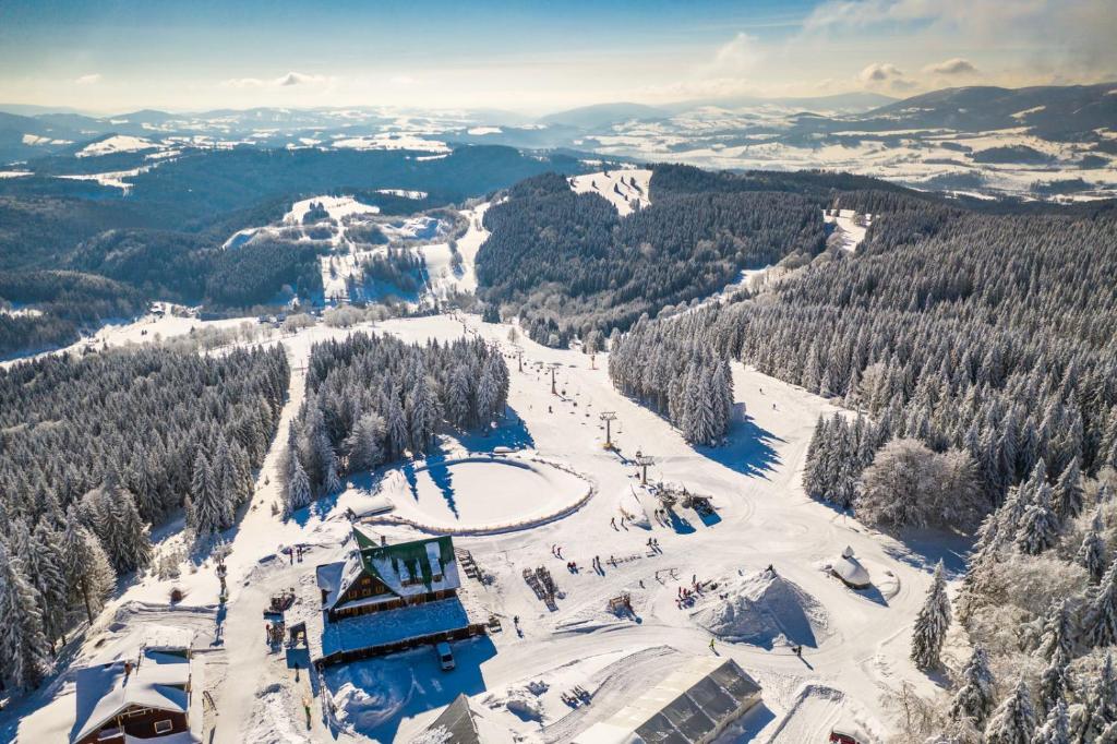 - une vue aérienne sur une piste de ski enneigée dans l'établissement Horský hotel Paprsek, à Staré Město