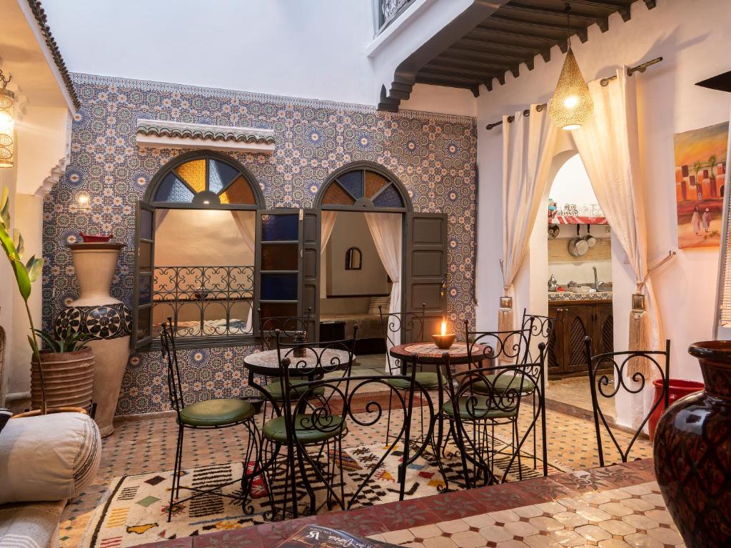 Posezení v ubytování Riad dar El Arsa Rooftop & jacuzzi
