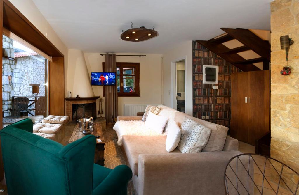 TV a/nebo společenská místnost v ubytování Parnassos Chalets