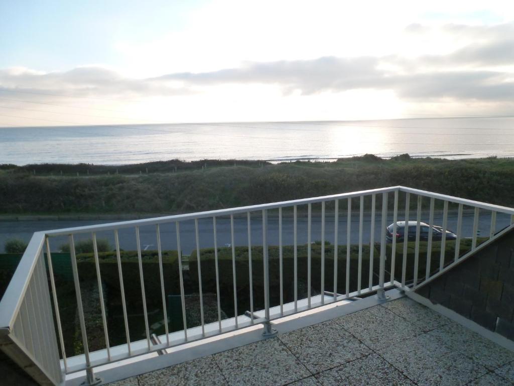 balcón con vistas al océano en Appartement Kervoyal, en Kervoyal