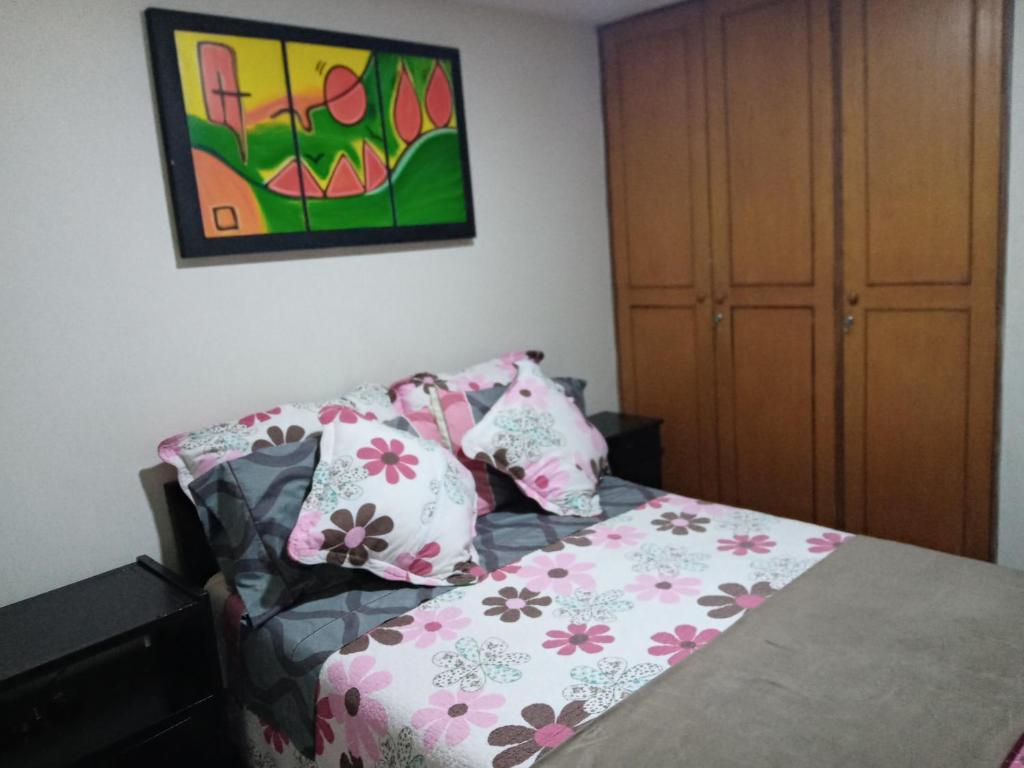 Voodi või voodid majutusasutuse Habitaciones en Edificio Ginebra Manizales toas
