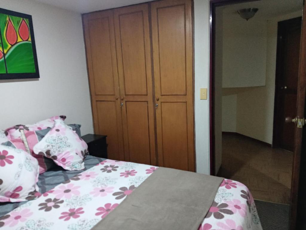 Voodi või voodid majutusasutuse Habitaciones en Edificio Ginebra Manizales toas