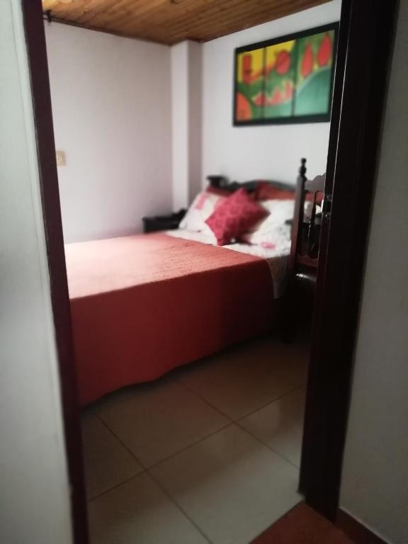 Voodi või voodid majutusasutuse Habitaciones en Edificio Ginebra Manizales toas