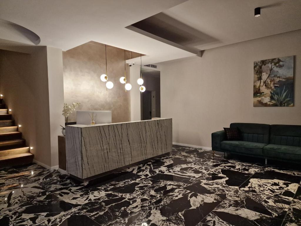 soggiorno con divano e reception di Art's Luxury Boutique Hotel a Oradea