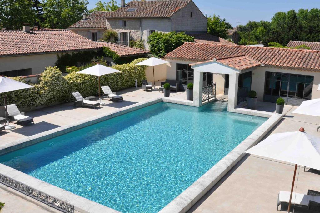 a swimming pool in the backyard of a house at La Maison de Line in Saint-Rémy-de-Provence