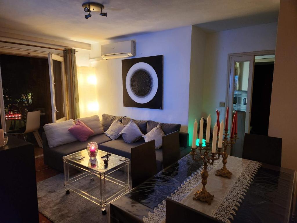 ein Wohnzimmer mit einem Sofa und einem Tisch in der Unterkunft Habitación Elegante in Barcelona