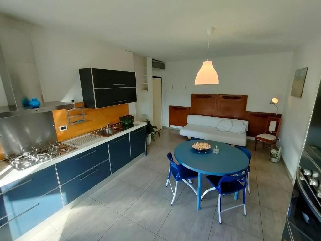 una cucina con tavolo blu e sedie blu di ,,,a casa di Martina a Mestre