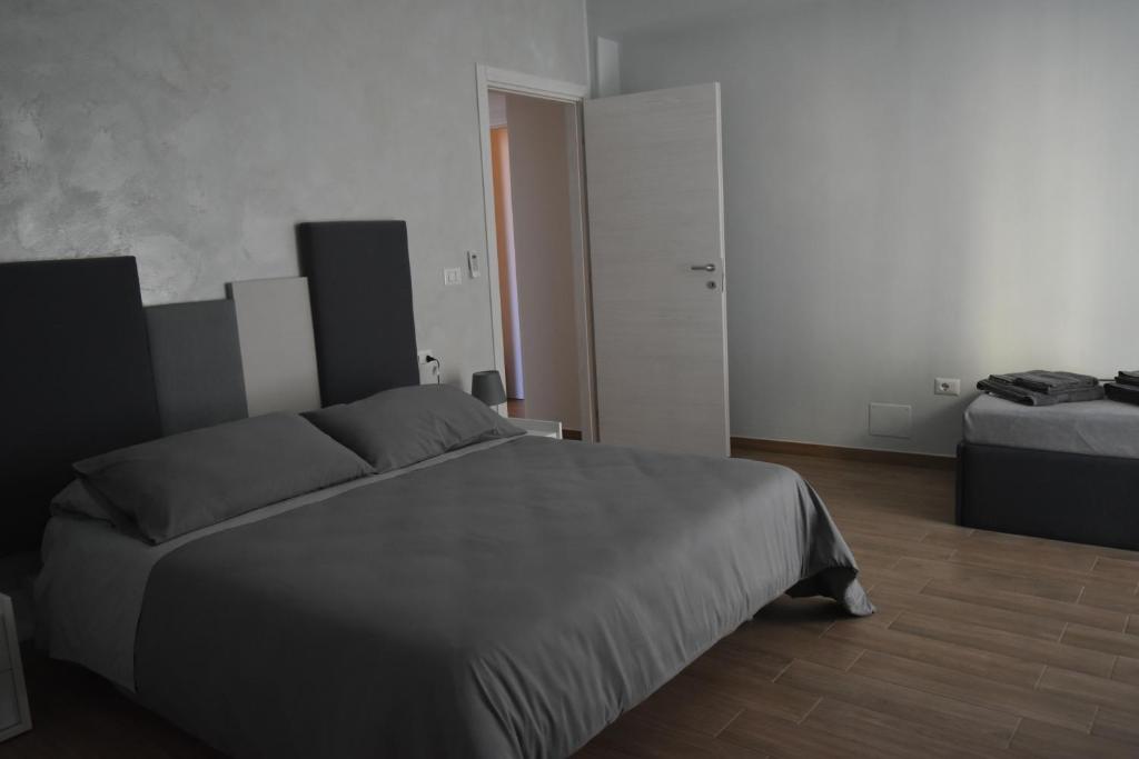 ein Schlafzimmer mit einem großen Bett in einem Zimmer in der Unterkunft Armonia family B&b in Crotone