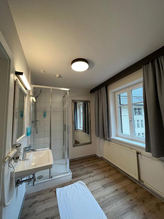 Koupelna v ubytování Hotel Goldener Löwe