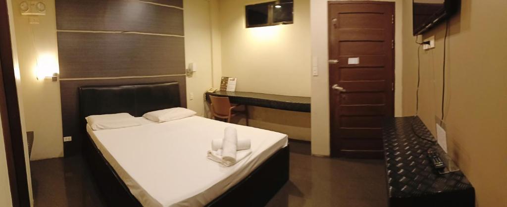 Postel nebo postele na pokoji v ubytování Westgate Hotel