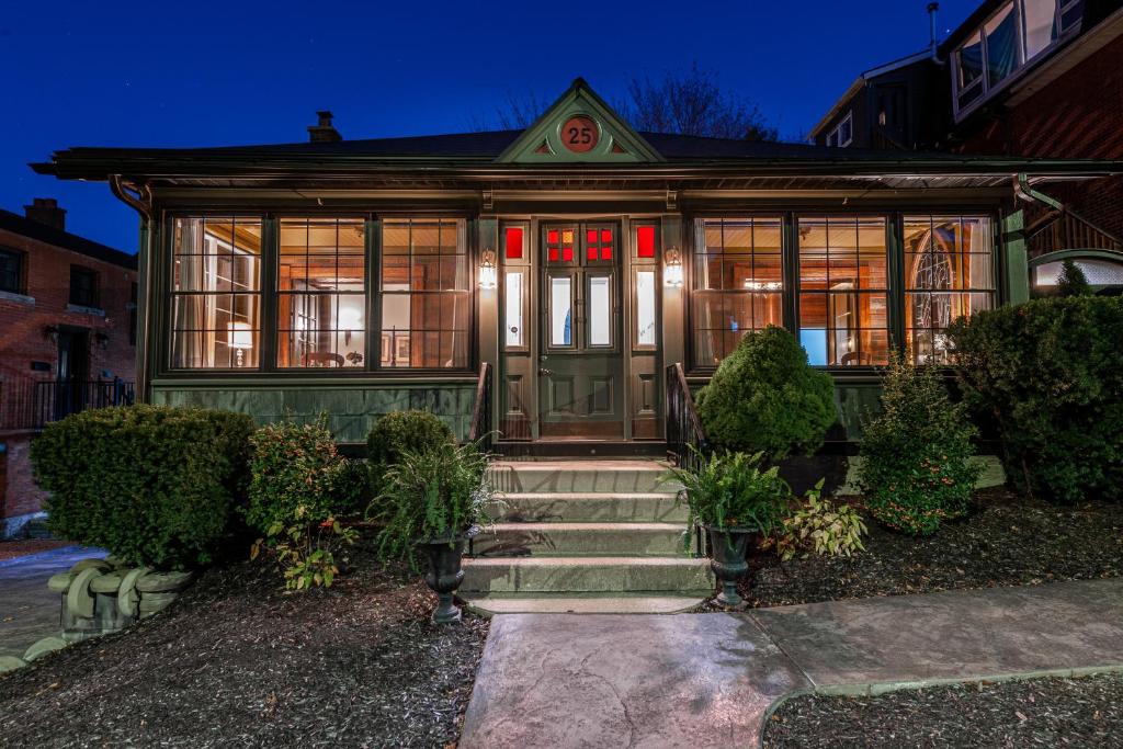 une maison verte avec une porte d'entrée et des fenêtres dans l'établissement Henry House - Patio Suite - An Arrivals Stay, à Stratford