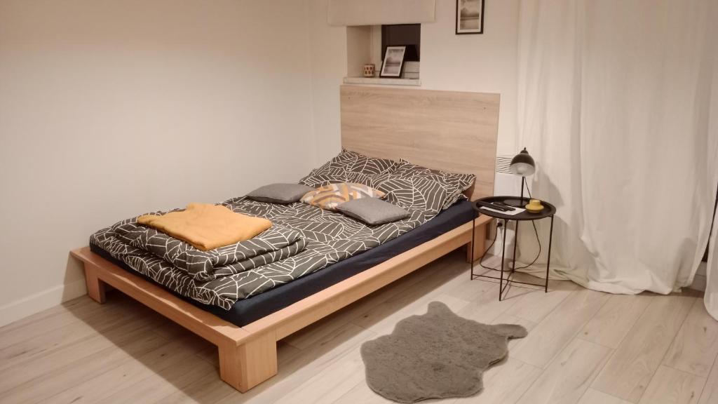 A bed or beds in a room at Kawalerka w Centrum Kalisza