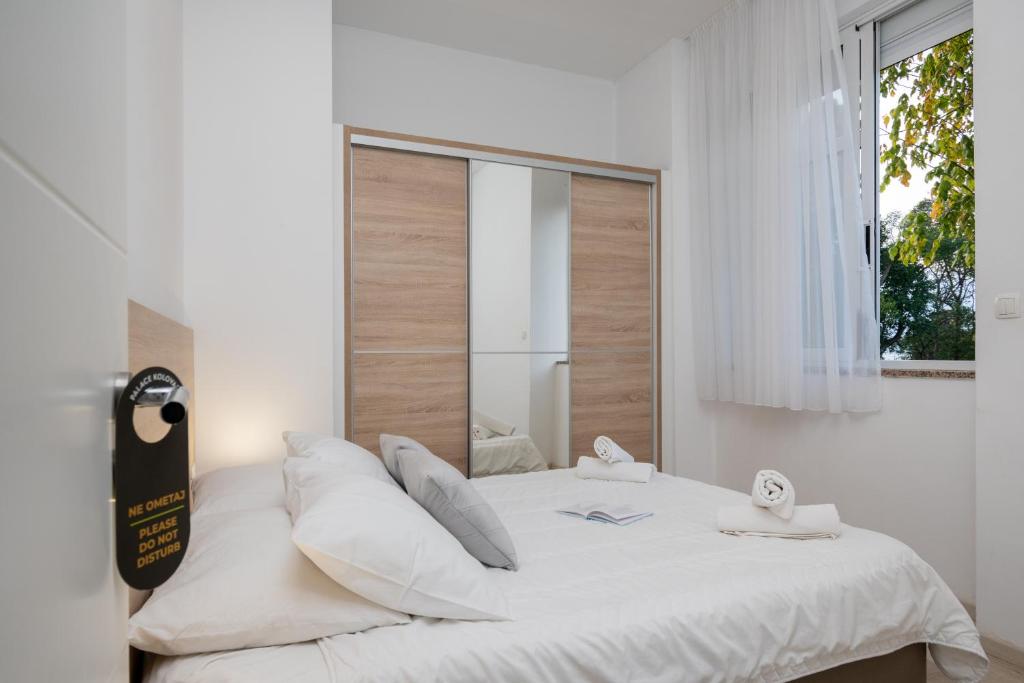 Posteľ alebo postele v izbe v ubytovaní Apartments Palace Kolovare