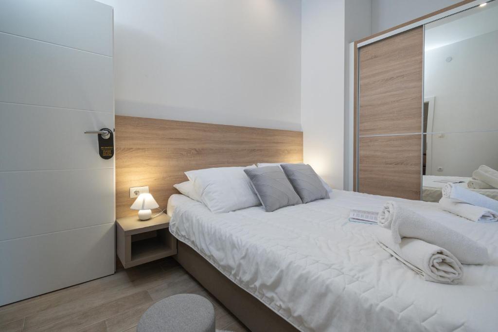 Posteľ alebo postele v izbe v ubytovaní Apartments Palace Kolovare