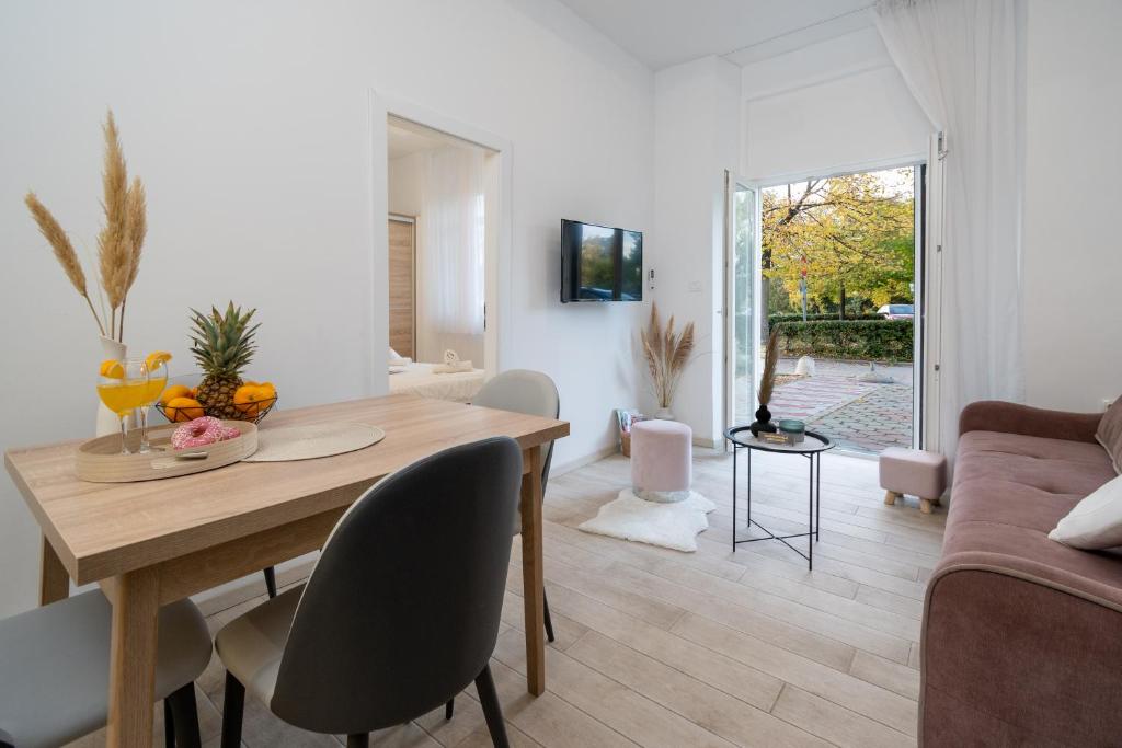 Televízia a/alebo spoločenská miestnosť v ubytovaní Apartments Palace Kolovare
