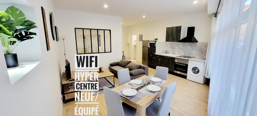 a kitchen and a living room with a table and chairs at Le Wlérick 2 - Hyper centre - Au calme - Wifi in Mont-de-Marsan