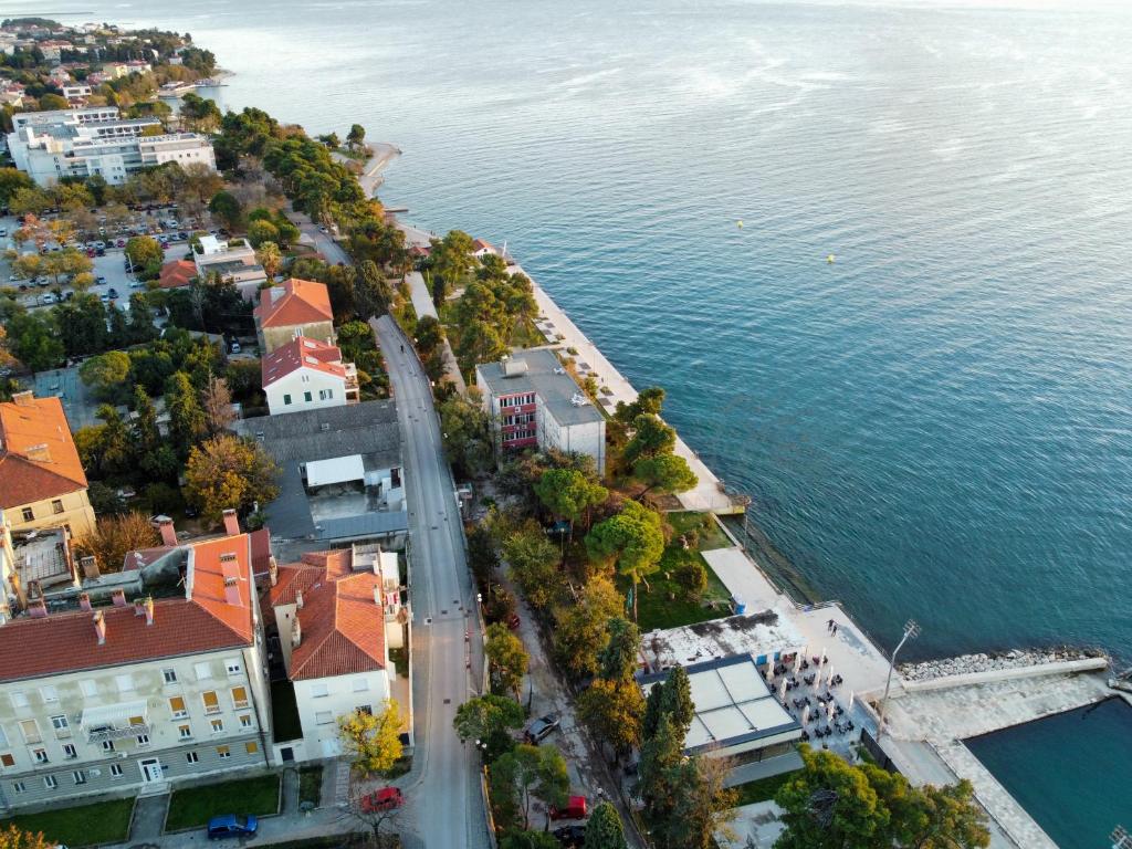 uma vista aérea de uma cidade junto à água em Apartments Palace Kolovare em Zadar