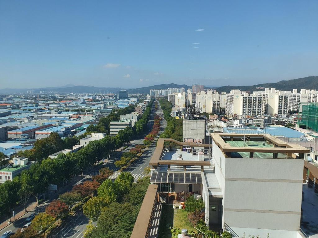 uma vista aérea de uma cidade com edifícios em Cozy House em Daegu