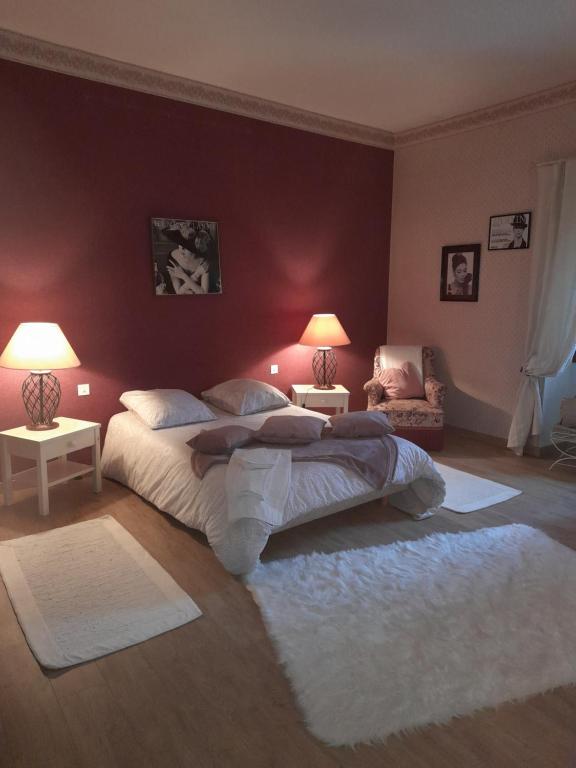een slaapkamer met een groot bed en 2 lampen bij chambre du jura in Saint-Germain-lès-Arlay
