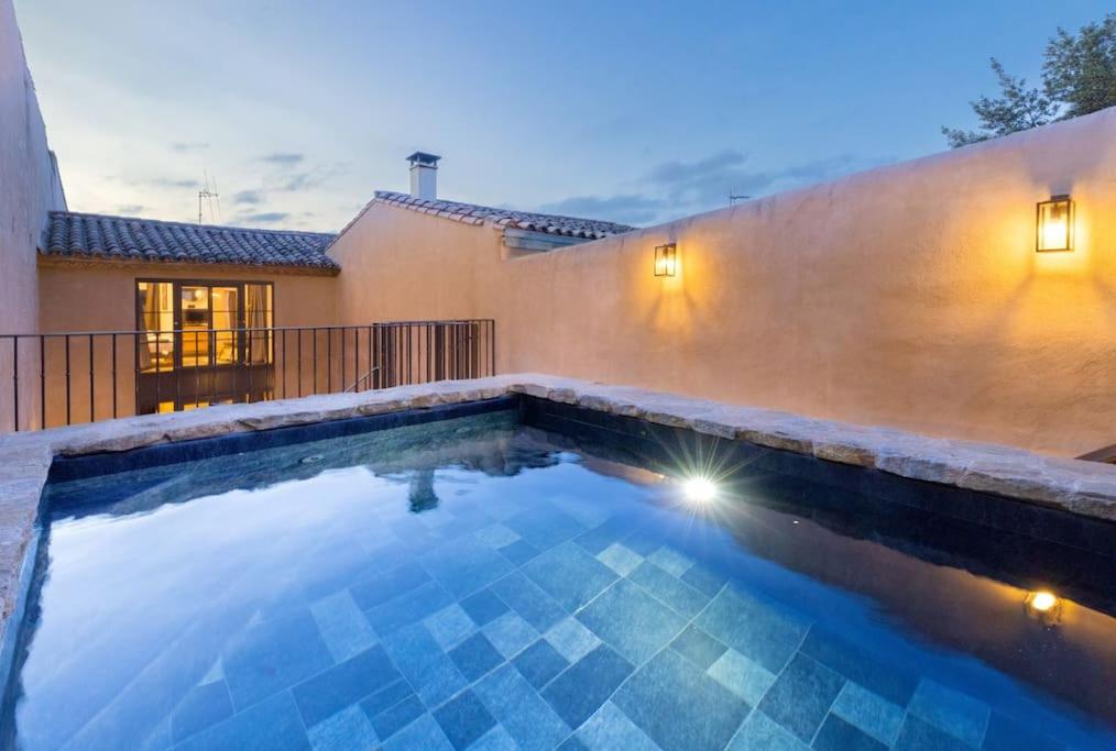 Bazén v ubytovaní Longue Vie à la Reine - Piscine - Château alebo v jeho blízkosti